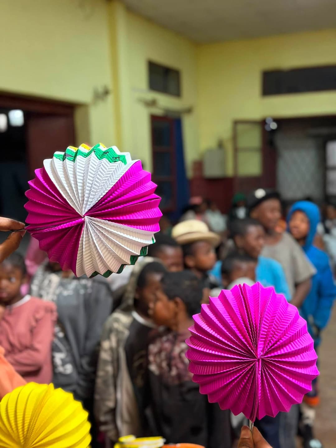 Don de lampions pour célébrer la fête de l'indépendance