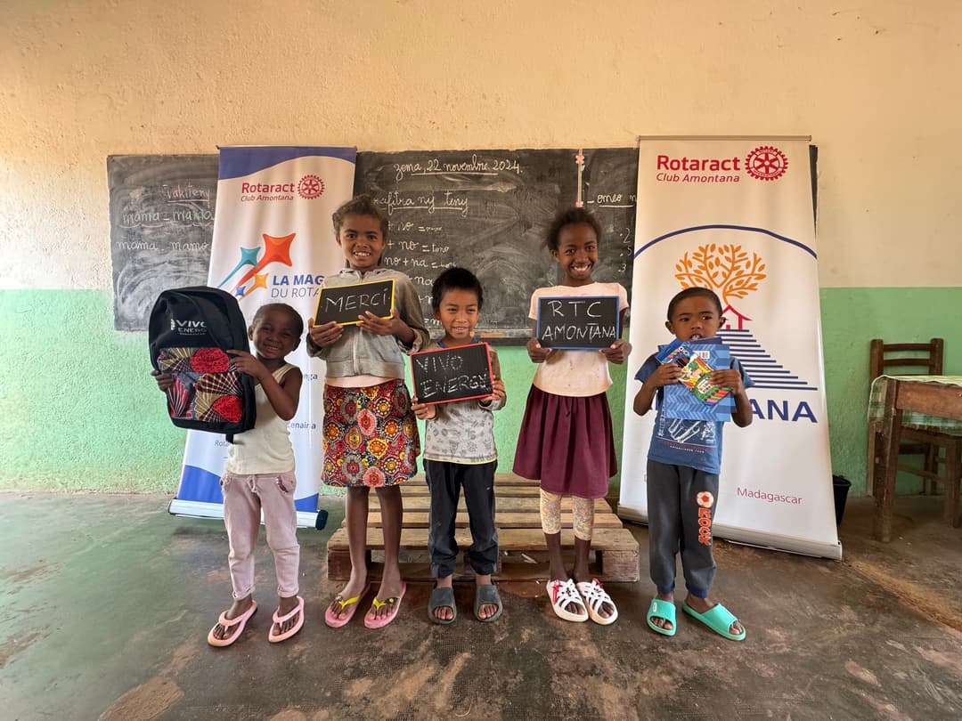 Remise de kits scolaires à l'EPP Mandroseza