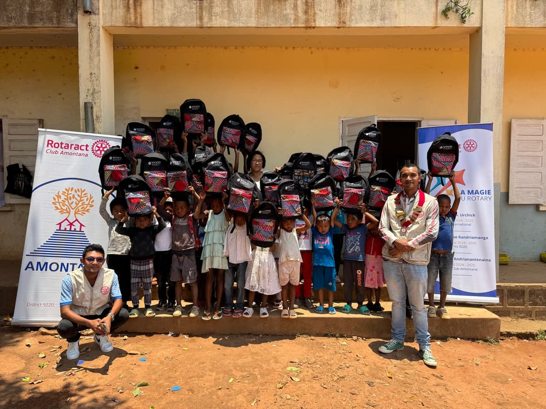 Remise de kits scolaires à l'EPP Mandroseza