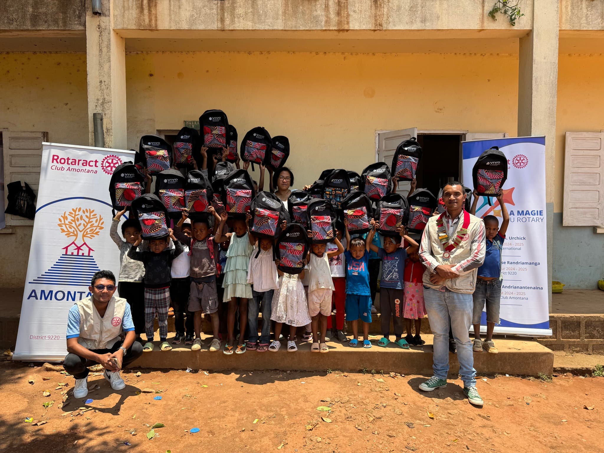Remise de kits scolaires à l'EPP Mandroseza
