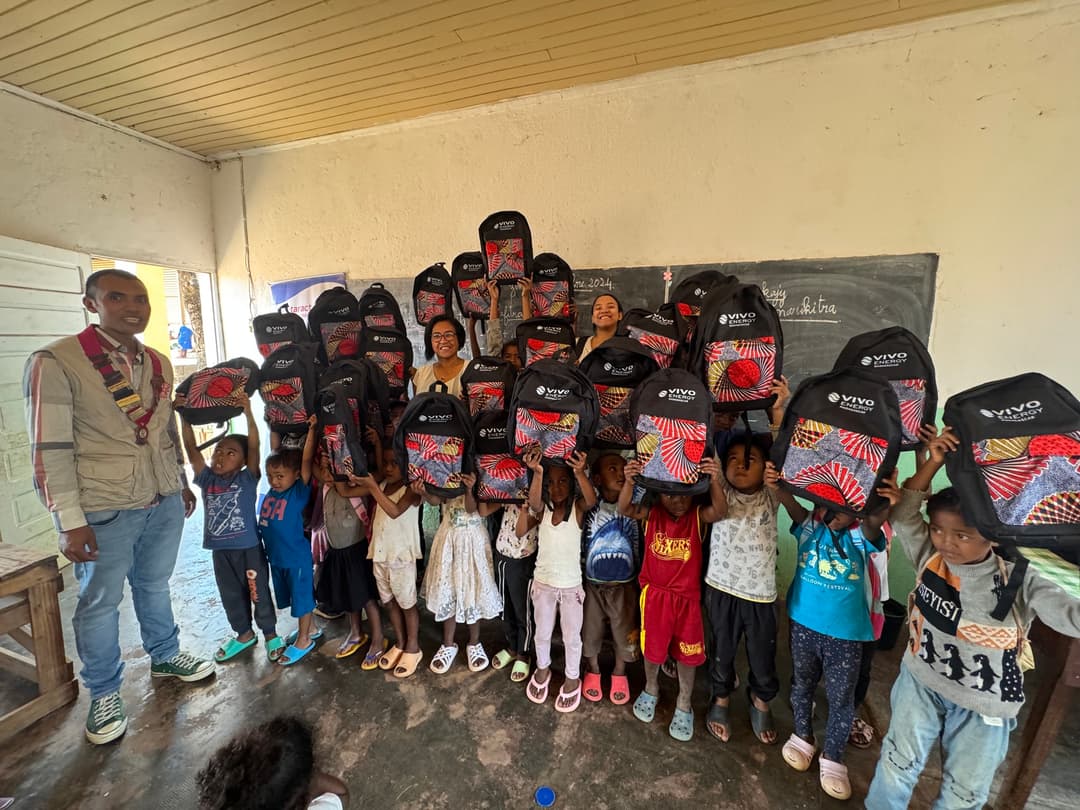 Remise de kits scolaires à l'EPP Mandroseza