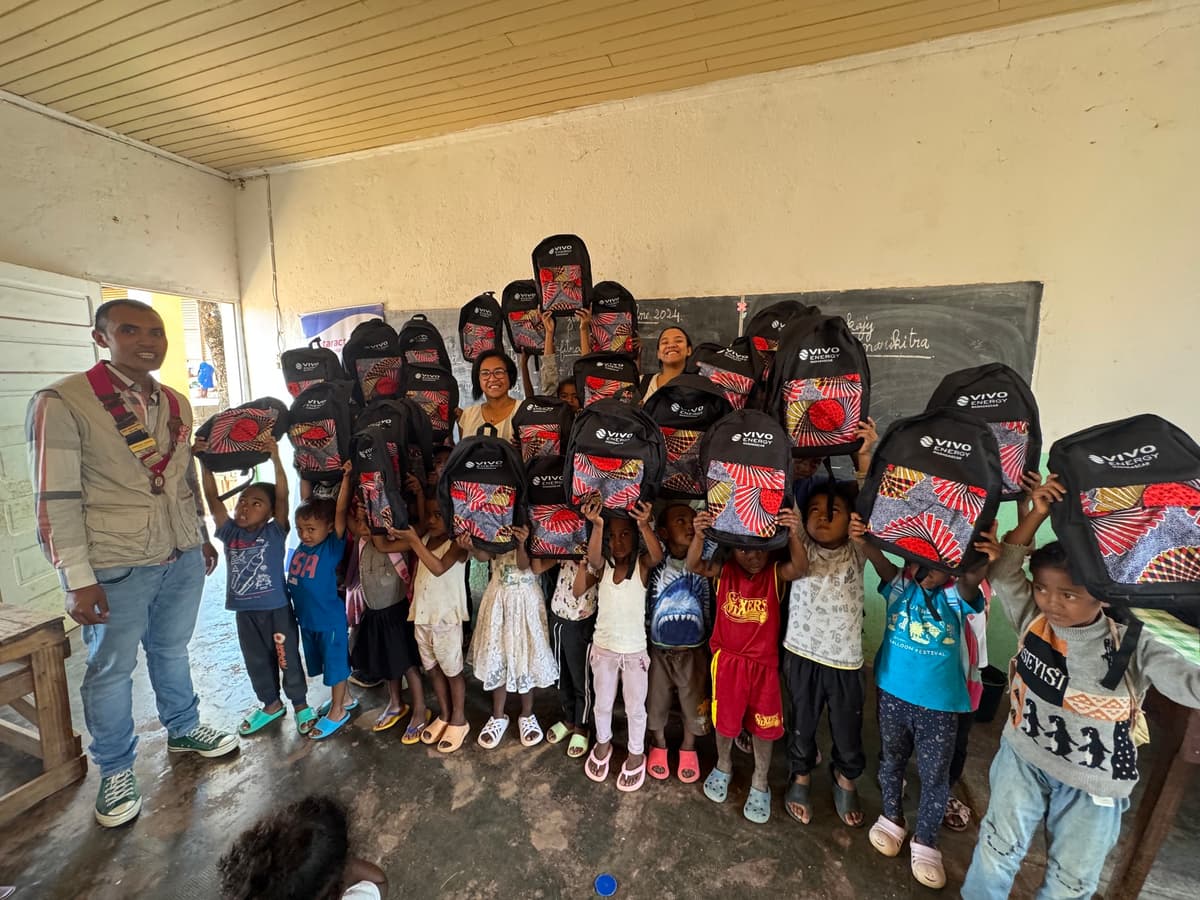 Remise de kits scolaires à l'EPP Mandroseza