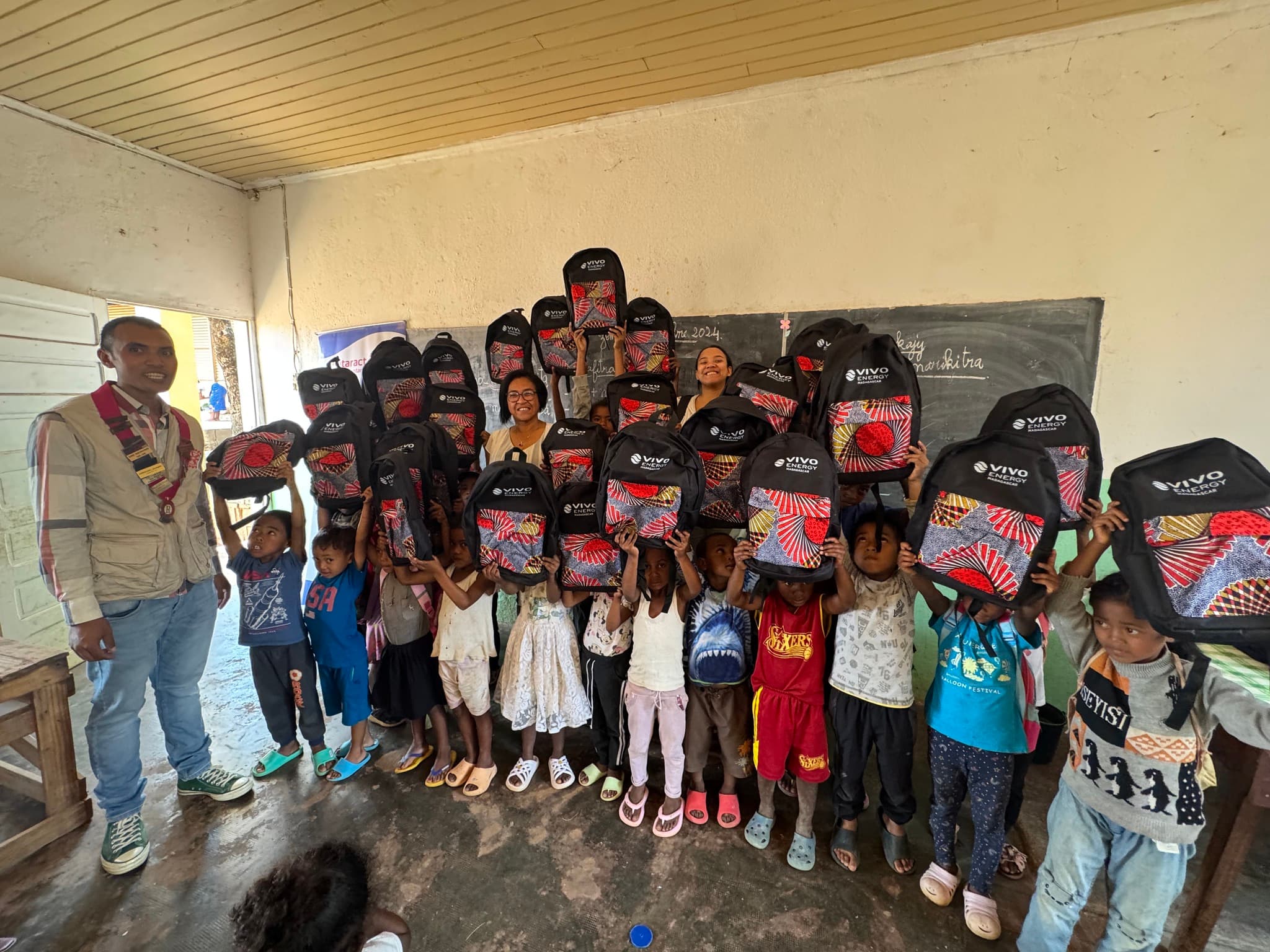Remise de kits scolaires à l'EPP Mandroseza