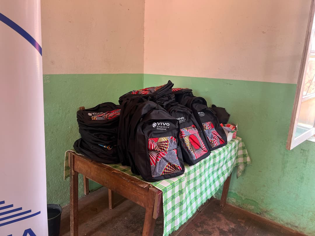 Remise de kits scolaires à l'EPP Mandroseza