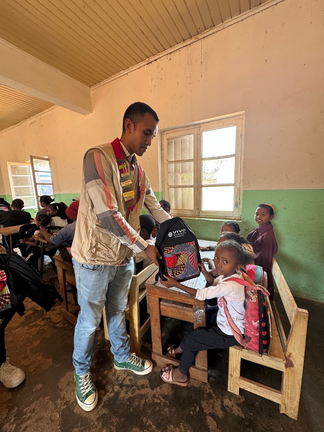 Remise de kits scolaires à l'EPP Mandroseza