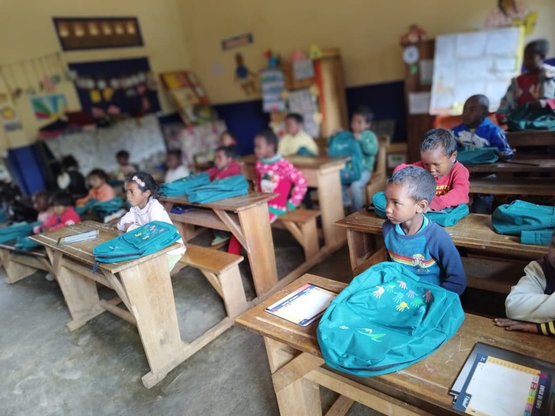 Don de kits scolaires pour les élèves d'un EPP de Manjakandriana