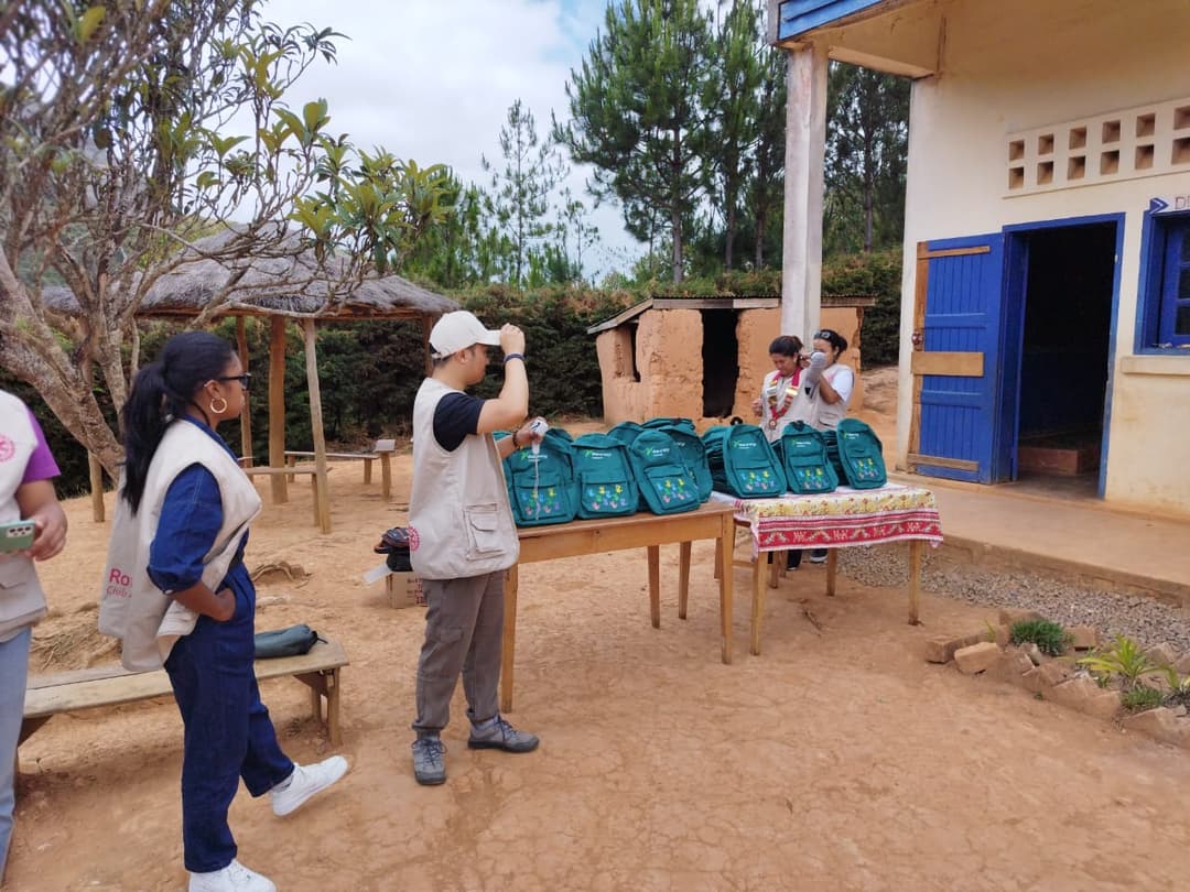 Don de kits scolaires pour les élèves d'un EPP de Manjakandriana