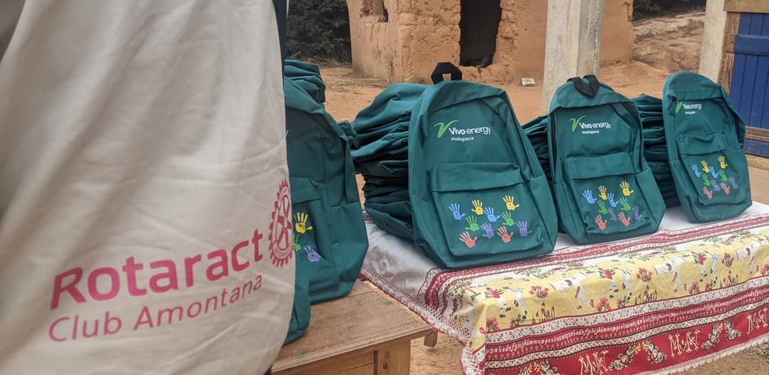Don de kits scolaires pour les élèves d'un EPP de Manjakandriana