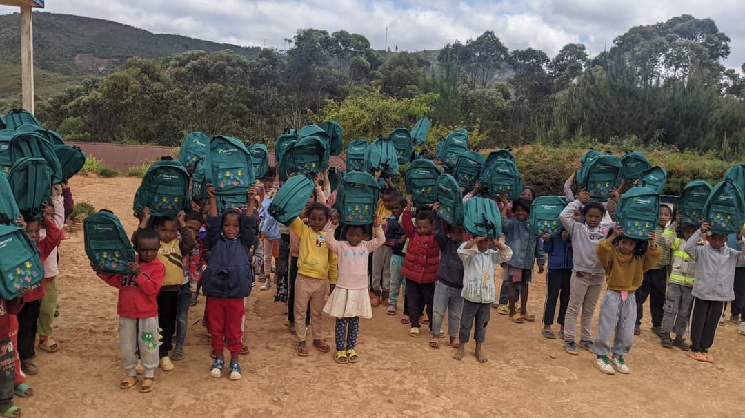 Don de kits scolaires pour les élèves d'un EPP de Manjakandriana