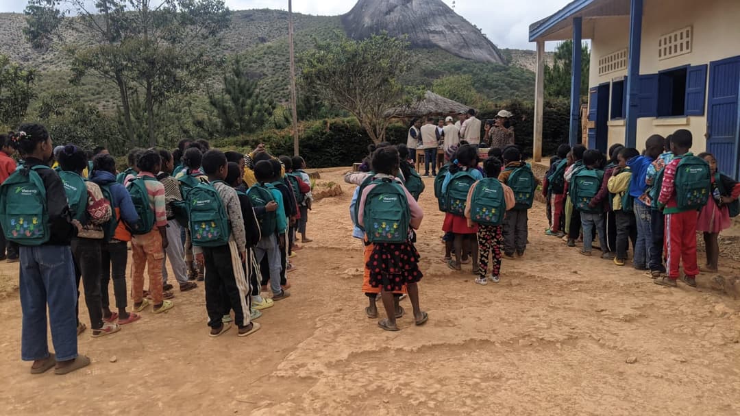 Don de kits scolaires pour les élèves d'un EPP de Manjakandriana