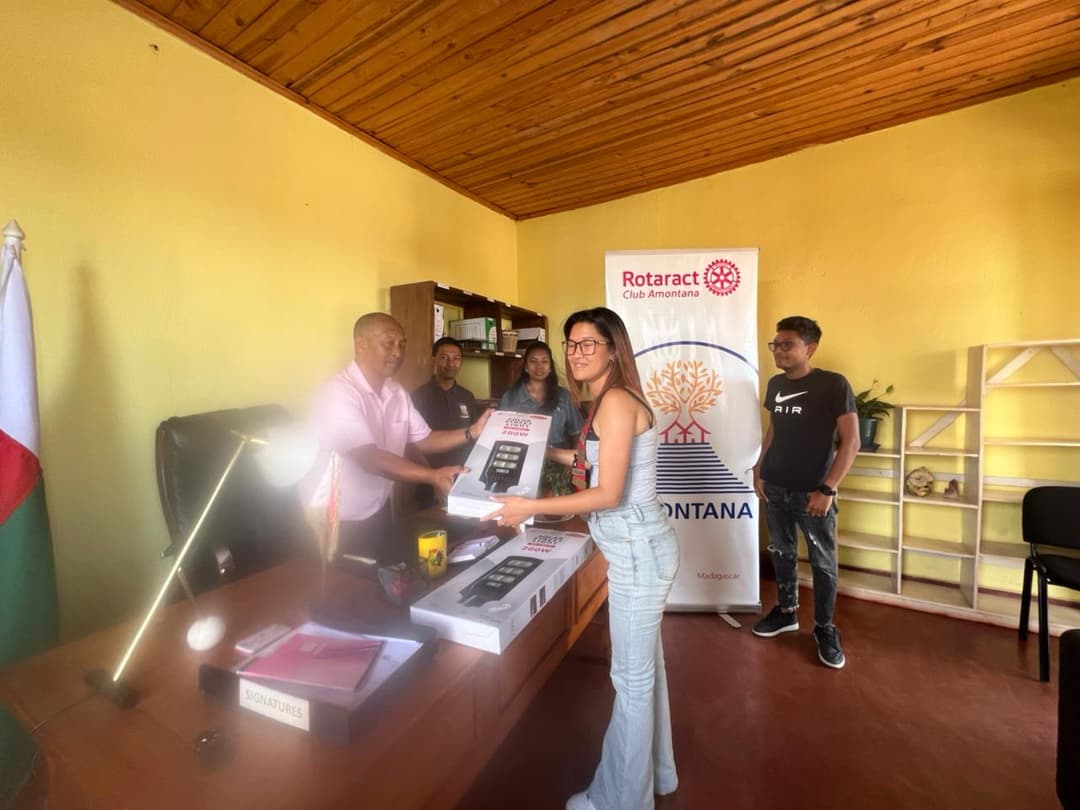 Don de Lampadaires à Ambohitrimanjaka, Réunion et Camaraderie