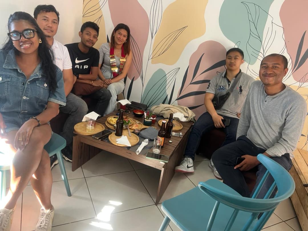 Don de Lampadaires à Ambohitrimanjaka, Réunion et Camaraderie